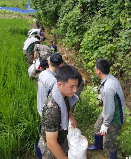 14일 계룡시는 시청 공무원 20여명과 육군 제3585부대 4대대(이하 군) 장병 50여명이 함께 관내 호우로 인한 피해현장을 방문해 복구를 위한 구슬땀을 쏟고 있다.
