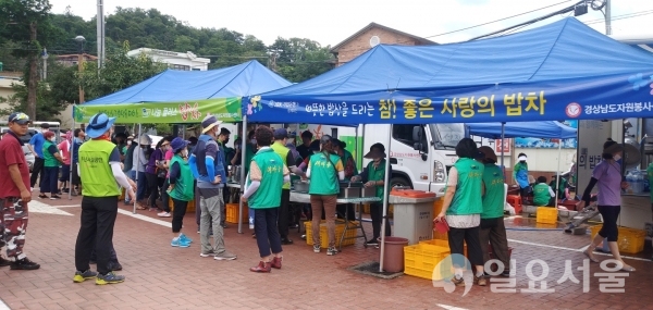 경남도자원봉사센터는 또 자원봉사자들의 중식제공을 위해 지난 12∼14일 3일간 BK 사랑의 밥차와 LH 나눔밥차 2대를 파견하여 총 1800인분을 제공했다. @ 하동군 제공