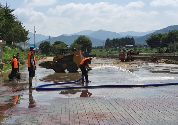 곡성군 석곡면 주민들이 휴일도 잊은 채 수해복구 현장에 자원봉사을 실시하고 있다.