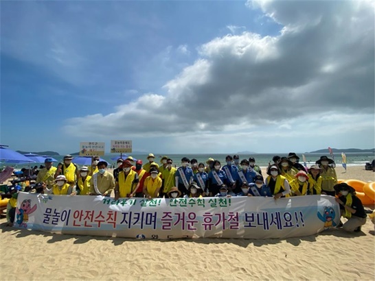 전남 완도군이 14일 신지 명사십리 해수욕장 일원에서 민관 합동으로 코로나19 및 물놀이 안전사고 예방 캠페인을 전개했다.