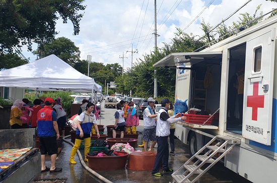 전남 곡성군 수해 피해현장에 각지에서 달려온 이동빨래차량이 수해복구에 긴급 투입되고 있다.