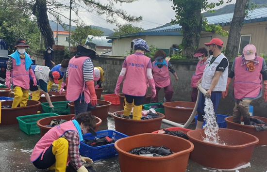 전남 곡성군 수해 피해현장에 각지에서 달려온 이동빨래차량이 수해복구에 긴급 투입되고 있다.