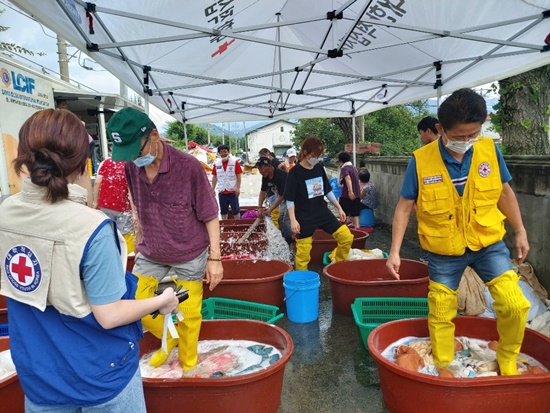 전남 곡성군 수해 피해현장에 각지에서 달려온 이동빨래차량이 수해복구에 긴급 투입되고 있다.