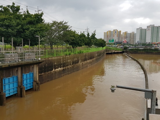 폭우가 내린 지난 8일 장성배수펌프장 현장, 16시간 동안 가동해 수해를 막는 일등공신이 됐다.