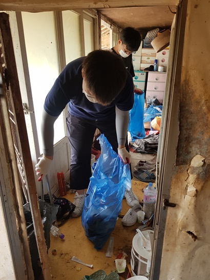 전남 신안군에서 가구를 방문해서 건강 복지 등 안부를 살피고 있다.