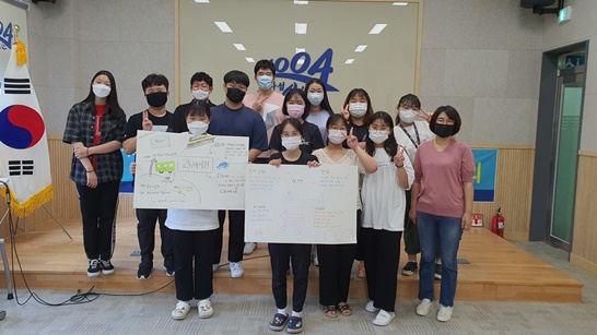 청소년 정책 토론회 후 기념사진을 촬영하고 있다.