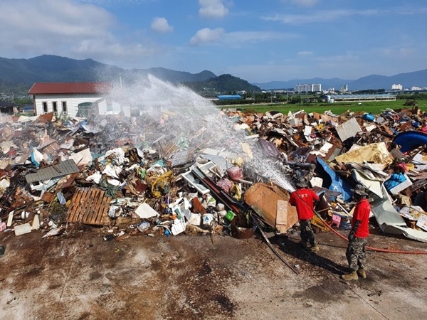 8월 16일 해병대 1사단 31대대에서 쓰레기 임시 야적장에 대한 방역을 진행하고 있다