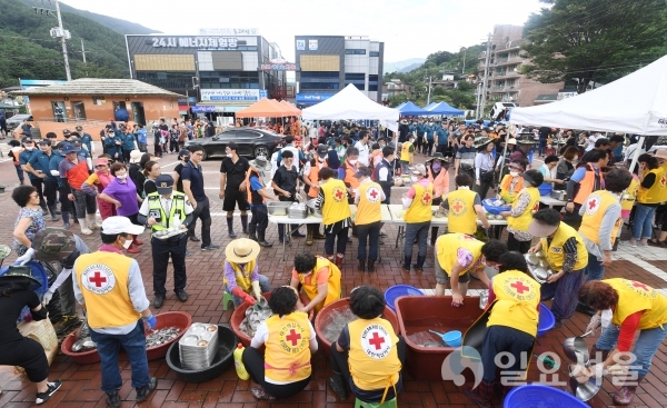 연일 구슬땀을 흘리는 자원봉사자들에게 점심을 제공하고자 하동군새마을부녀회 및 하동군여성단체협의회 회원과 함께 지난 12∼14일 3일간 BK 사랑의 밥차와 LH 나눔밥차 등 2대의 밥차를 운영했다. @ 하동군 제공