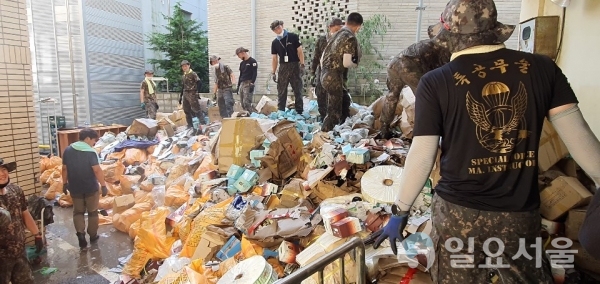 군 장병들이 지난 7·8일 집중호우로 큰 피해를 낸 화개장터 등 하동군의 침수지역에 대한 응급복구 작업을 하고 있다. @ 하동군 제공