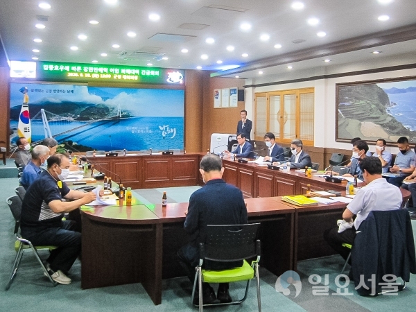 남해군은 집중호우로 남강댐 방류량 증가 등으로 강진만해역의 해양환경 변화가 발생함에 따라 어업피해 대책 등을 논의하기 위해 지난 18일, 강진만 상설협의체 긴급회의를 개최했다. @ 남해군 제공