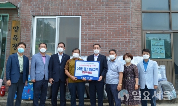 진주시체육회는 지난 14일, 집중호우로 큰 피해를 입은 진주시 내동면 양옥마을 방문해 수재민들과 복구 작업에 구슬땀을 흘리고 있는 자원봉사자들을 격려하고 구호 물품 및 성금을 전달했다. @ 진주시 제공