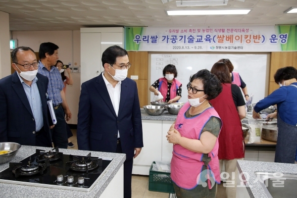 생활개선창원시연합회와 농촌지도자창원시연합회가 19일, 침수피해로 힘든 합천군 수해민에게 힘이 되기 위해 직접 제작한 이불 100채, 희망간식꾸러미 300세트와 생수, 컵라면 각 100박스를 전달하고 빠른 수해복구를 기원했다. @ 창원시 제공