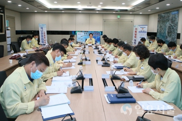 송도근 사천시장은 19일 재난안전대책본부 상황실에서 수도권 코로나19 확산에 대응하기 위해 긴급 점검회의를 개최해 수도권 확진자 급증에 따른 대응방안 등을 점검했다. @ 사천시 제공