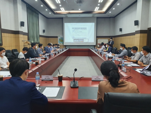 19일 문창용 과학산업국장은 대전테크노파크 유성구 관평동 소재 대회의실에서 연구시약 구매방법 개선을 위한 기업 대표 와 구매담당자 20인, 바이오헬스케어협회장 등을 초청해 간담회를 개최하고 있다.