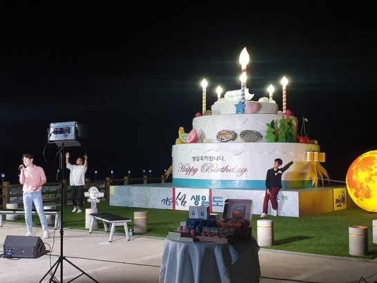 ‘가고 싶은 섬, 생일도’에서 ‘쿨한 밤, 전남이 빛나는 밤에’라는 주제로 온택트 버스킹 공연이 진행됐다.