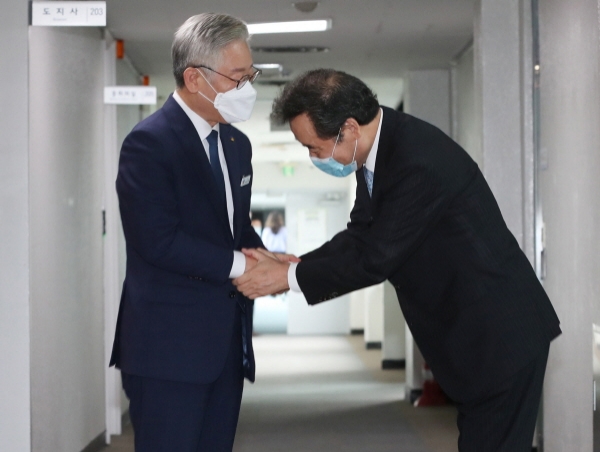 더불어민주당 이낙연 의원과 이재명 경기도지사가 30일 오전 경기 수원시 경기도청에서 만나 악수를 나누고 있다. 2020.07.30. [뉴시스]
