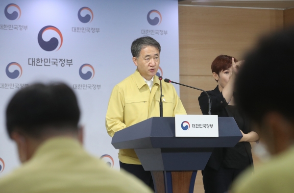 박능후 중앙재난안전대책본부(중대본) 1차창(보건복지부 장관)이 15일 서울 종로구 정부서울청사 합동브리핑실에서 중대본 회의 결과를 브리핑하고 있다. 이날 중대본은 신종 코로나바이러스 감염증(코로나19) 신규 확진자 수가 급격히 늘어난 것과 관련해 사회적 거리두기 2단계 격상했다. 2020.08.15. [뉴시스]