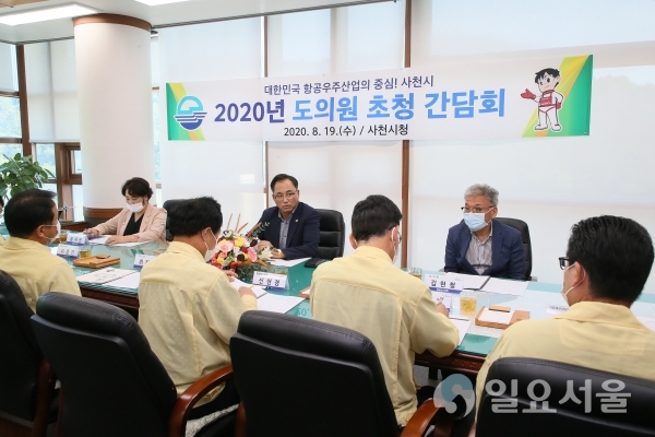 사천시는 지난 19일, 지역출신 도의원 황재은ㆍ박정열ㆍ김현철 의원과 최재원 부시장을 비롯한 국ㆍ소장이 한 자리에 모여 사천시 주요 현안사업 추진을 위한 간담회를 가졌다. @ 사천시 제공