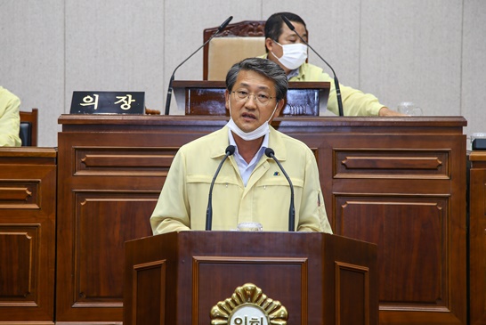 긴급추경 제안설명하는 김순호 구례군수
