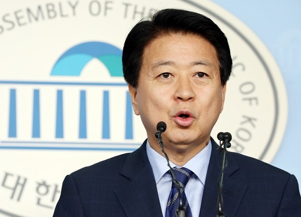노웅래 더불어민주당 의원이 30일 오전 서울 영등포구 여의도 국회 정론관에서 더불어민주당 원내대표 출마 선언 기자회견을 하고 있다 [뉴시스]