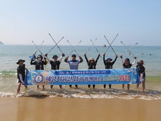 완도군이 블루플래그 인증을 받은 신지 명사십리해수욕장에서 해양치유체험 프로그램을 운영하여 피서객들에게 힐링과 재미를 제공했다.