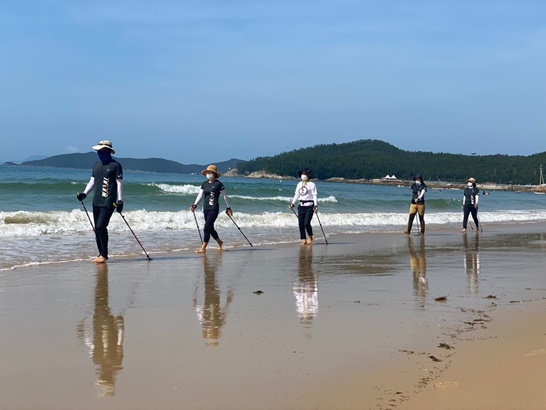 완도군이 블루플래그 인증을 받은 신지 명사십리해수욕장에서 해양치유체험 프로그램을 운영하여 피서객들에게 힐링과 재미를 제공했다.