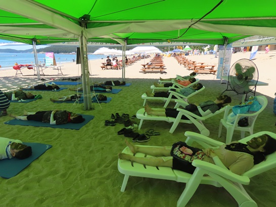 완도군이 블루플래그 인증을 받은 신지 명사십리해수욕장에서 해양치유체험 프로그램을 운영하여 피서객들에게 힐링과 재미를 제공했다.