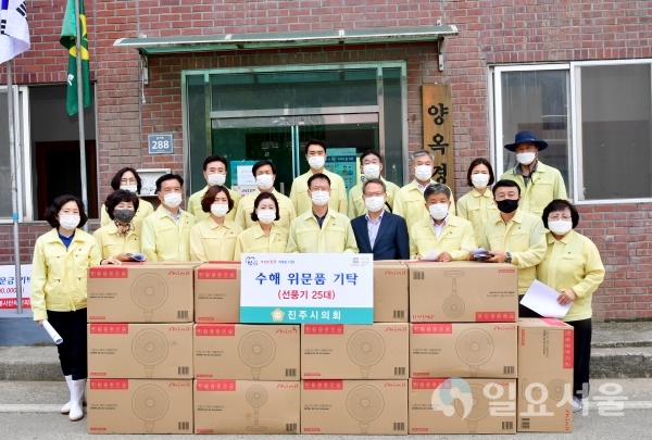 진주시의원들과 사무국직원들은 지난 7~8일 집중호우로 인해 침수 피해를 입은 내동면 양옥마을을 찾아 이재민에게 구호 물품을 전달하고 피해복구에도 동참했다. @ 진주시의회 제공
