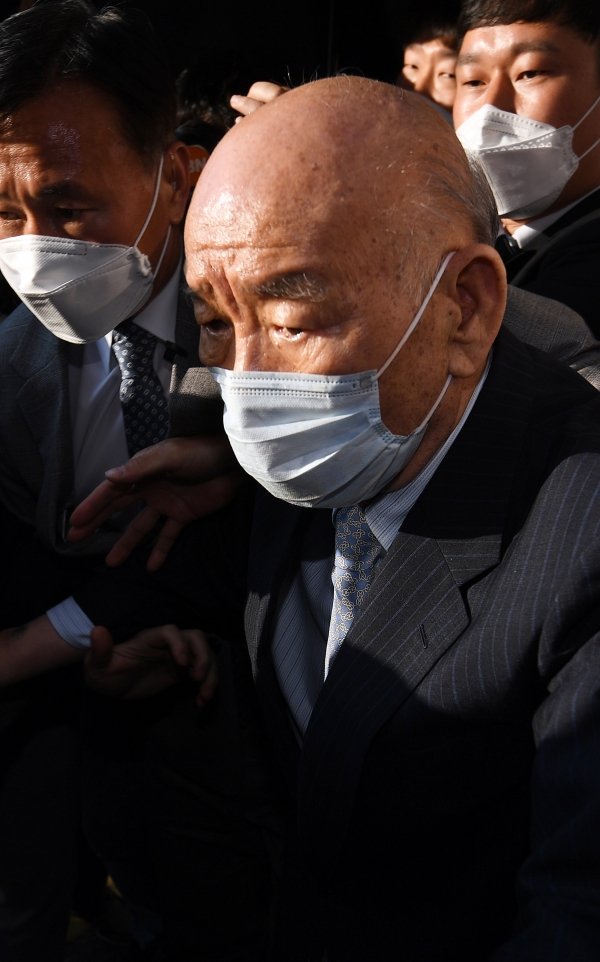 '사자(死者) 명예훼손’ 혐의로 기소된 전두환 씨가 27일 오후 광주 동구 광주지방법원에서 공판을 마치고 귀가하고 있다. 2020.04.27. [뉴시스]