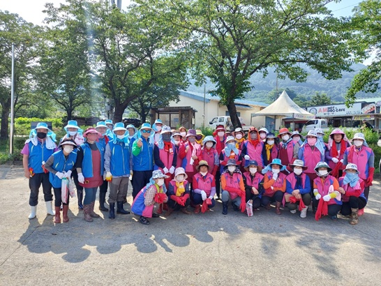 전남 영암군은 농업인 학습단체와 수해 피해 현장을 방문해 봉사활동을 했다.