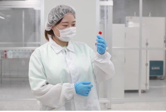 검체시약을 확인하고 있는 계명대학교 정유니 학생(생산관리). 사진제공=대구시