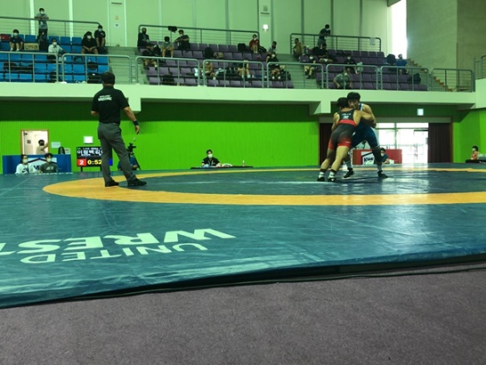 파란색 유니폼: 함평군청 소속 이정근 선수