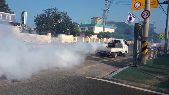 장흥 관산읍 이장협의회는 코로나19 재확산에 방역 작업을 했다.
