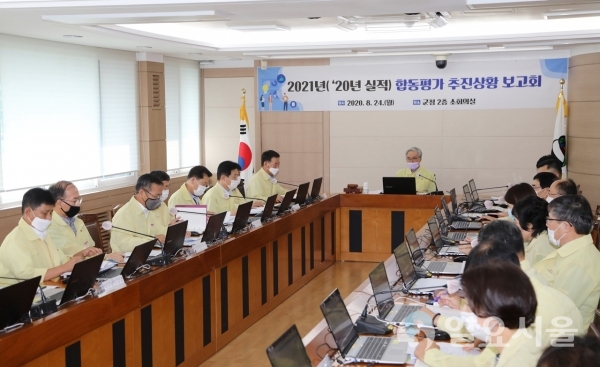 함안군은 지난 24일, 김준간 부군수 주재로 군청 2층 회의실에서 2021년 시군 주요업무 합동평가 추진 실적 향상을 위한 보고회를 가졌다. @ 함안군 제공