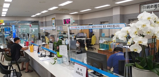 광양시가 코로나19 예방 위해 모든 민원대에 투명 가림막 설치했다.