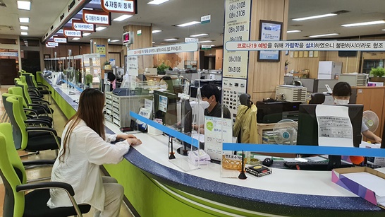 광양시가 코로나19 예방 위해 모든 민원대에 투명 가림막 설치했다.