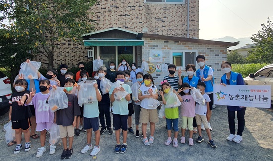 안양지역아동센터에서는 아로마테라피 설명과 함께 사용법 등을 알려서 어린이들이 항균스프레이와 모기버물리 등을 편리하게 사용할 수 있도록 했다.