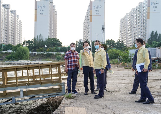 24일 김종식 목포시장과 류연기 영산강유역환경청장이 영산호 현장을 점검하고 있다.