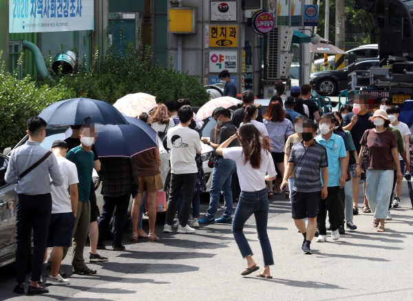 인천지역에 신종 코로나바이러스 감염증(코로나19) 확진자가 속출한 24일 오전 인천시 서구 서구보건소 선별진료소 인근에 검체 검사를 받으러 온 시민들이 줄지어 서 있다. 2020.08.24. [뉴시스]