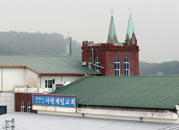 8.15 참가국민 비상대책위원회와 사랑제일교회 변호인단 등 관계자들이 21일 오전 서울 성북구 사랑제일교회 앞에서 기자회견을 했다. 사진은 사랑제일교회 전경. 2020.08.21. [뉴시스]