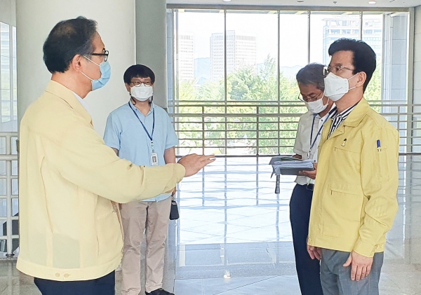25일 허태정 시장은 시청 출입기자 2명이 연이어 코로나19에 확진됨에 따라 거리두기 3단계에 준해서 청사방호와 복무시스템을 마련하는 등 강도 높은 방역 대책을 시행하고 있다.