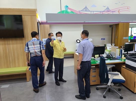 21일 오전 이승옥 강진군수가 직접 민원실을 방문해 민원 담당직원들을 격려하고 직접 방역지침 운영실태를 점검했다.