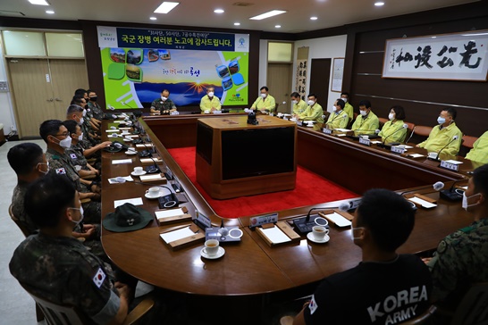 곡성군이 2주 이상의 헌신적인 수해 복구 활동을 마치고 부대로 복귀하는 군 장병들에게 깊은 감사를 표했다.