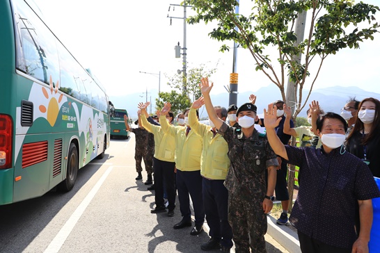 곡성군이 2주 이상의 헌신적인 수해 복구 활동을 마치고 부대로 복귀하는 군 장병들에게 깊은 감사를 표했다.