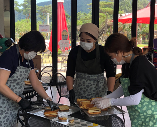 곡성군민이 수해 복구 봉사자를 위한 시원한 나눔을 했다.