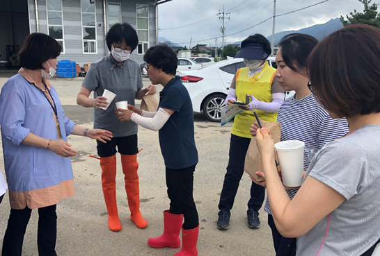 곡성군민이 수해 복구 봉사자를 위한 시원한 나눔을 했다.