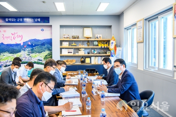 남해군이 지난 24일, 기획예산담당관을 시작으로 오는 31일까지 군수실에서 ‘2021년도 주요업무계획 보고회’를 개최한다. @ 남해군 제공