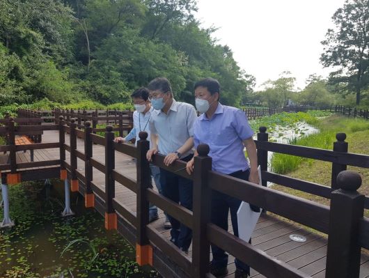 홍인성 구청장(가운데), 안골유수지 연꽃단지 현장을 찾아 관계자에게 산책환경 조성에 만전을 기할 것을 당부했다