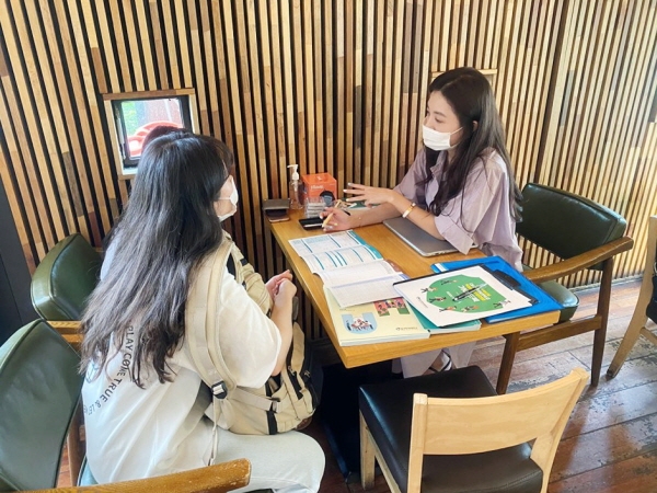 카페에서 입학상담 모습
