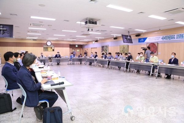 지난 26일 수성구청 대강당에서 ‘문화가 흐르는 범어천 및 시문학관 조성’을 위한 수미창조(壽未創造) 포럼을 진행하고 있다.